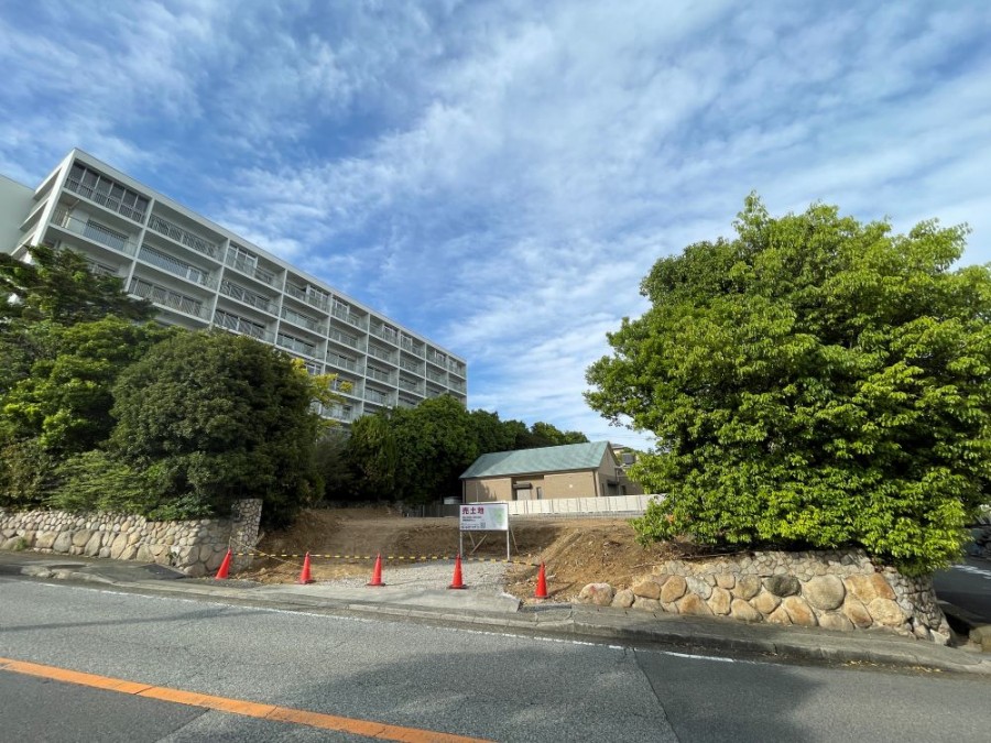 DEMO-01 ■ライト坂に面する角地・土地面積201.92坪
■阪急神戸線「芦屋川」駅まで徒歩9分
■陽当たり良好
■土地面積667.52m2（201.92坪）
■四季折々の季節を感じるロケーション
■緑豊かな住宅地
■建築条件はございません