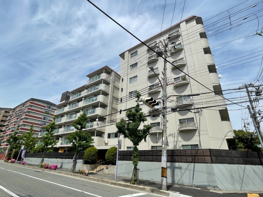 ■JR『摂津本山』駅まで徒歩11分、駅まで平坦
■お庭のある南向きのお部屋
■2線利用可能
 ・JR『摂津本山』駅まで徒歩11分
 ・阪神『青木』駅まで徒歩13分
■専有面積64．60㎡の3LDK
■専用庭約13㎡有り
■擁壁約1.7m＋目隠しフェンス約1.1m
 防犯、目線等考えられた設計で建築されており安心です