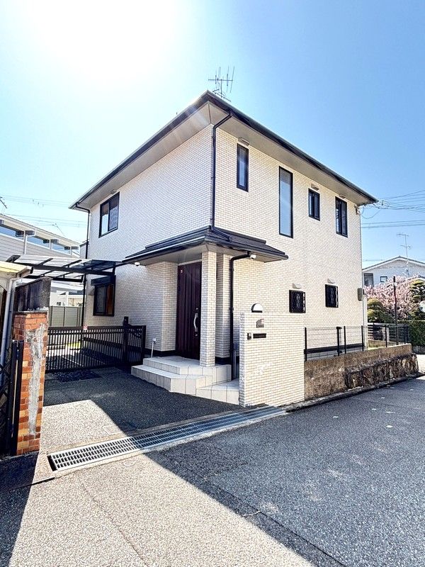 DEMO-01 ◆土地面積：163.03㎡（49.31坪）
◆建物面積：111.69㎡（33.78坪）

■2006年2月建築
■パナホーム旧施工の4LDK＋納戸
■角地につき陽当たり良好
■公道約5.0mに接道
■南側に芝生張りのお庭
■3沿線利用可能
 （JR福知山線・阪急宝塚線・阪急今津線）