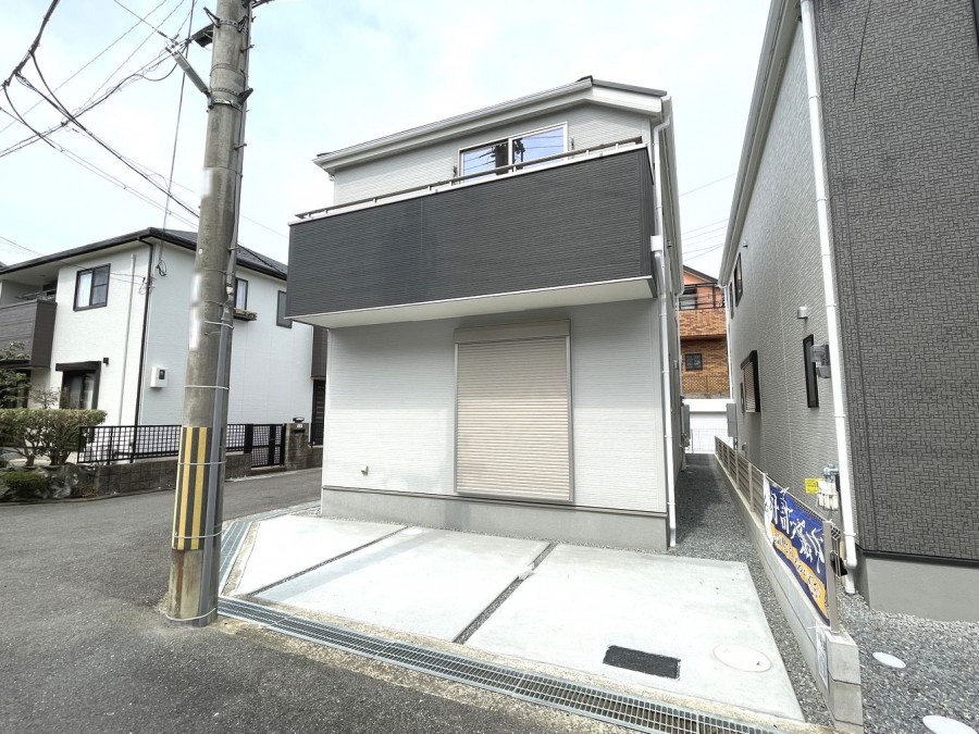■2025年2月完成
■南・西・北の三方角地
■土地面積：91.00㎡ 建物面積：90.67㎡
■第一種低層住居専用地域の閑静な住宅街
■カースペースあり（車種による制限有）
■浄水器付きキッチン・浴室乾燥機など充実の設備
■全居室に収納があります。
■家族の出入りを見守りやすいリビング階段
■リビングに目配りしながら料理ができるカウンターキッチン