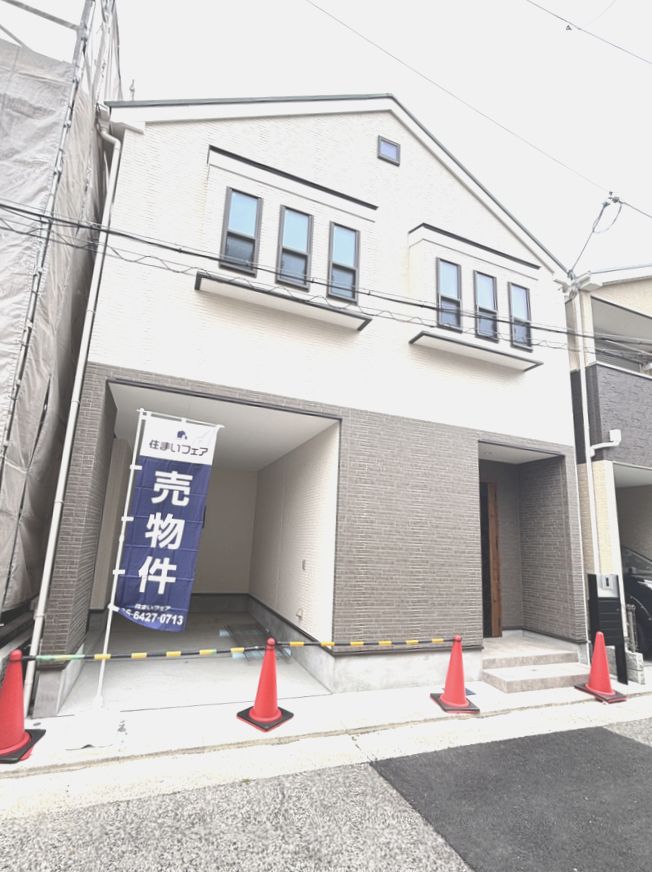 ■2025年1月完成済み
■カースペースあり（車種による制限有）
■南西向きバルコニー
■ロフトあり
■南側に小さなお庭があります。
■カップボード付き