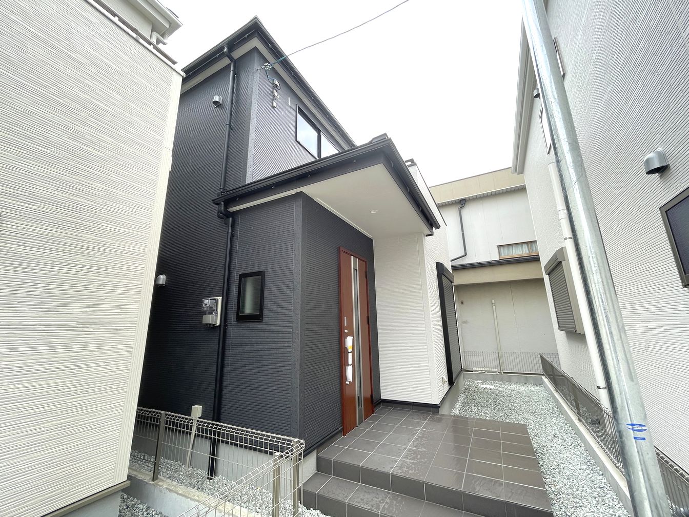 DEMO-01 ■2025年7月完成済み
■オール電化住宅
■2台駐車可能(車種による制限有)
■浄水器付きキッチン・浴室乾燥機など充実の設備
■全居室に収納があります。
■陽当たりの良い南向きバルコニー
■リビングに目配りしながら料理ができるカウンターキッチン