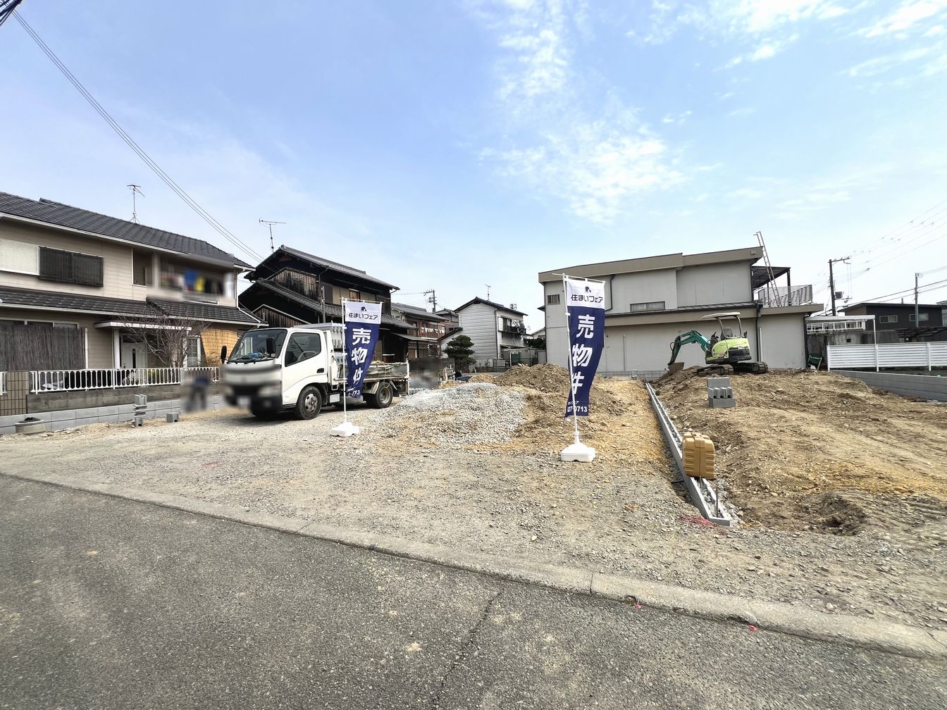 DEMO-01 ■2025年7月下旬完成予定
■オール電化住宅
■2台駐車可能(車種による制限有)
■浄水器付きキッチン・浴室乾燥機など充実の設備
■全居室に収納があります。
■陽当たりの良い南向きバルコニー
■リビングに目配りしながら料理ができるカウンターキッチン
