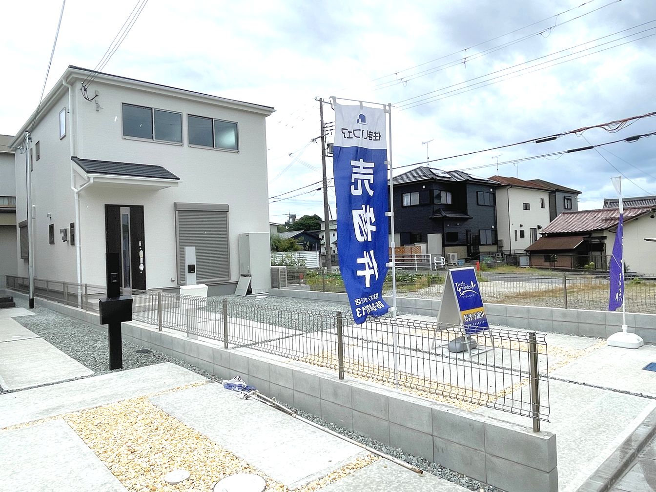 DEMO-01 ■2025年7月完成済み
■オール電化住宅
■2台駐車可能(車種による制限有)
■浄水器付きキッチン・浴室乾燥機など充実の設備
■全居室に収納があります。
■ウォークインクローゼット2か所
■陽当たりの良い南向きバルコニー
■リビングに目配りしながら料理ができるカウンターキッチン