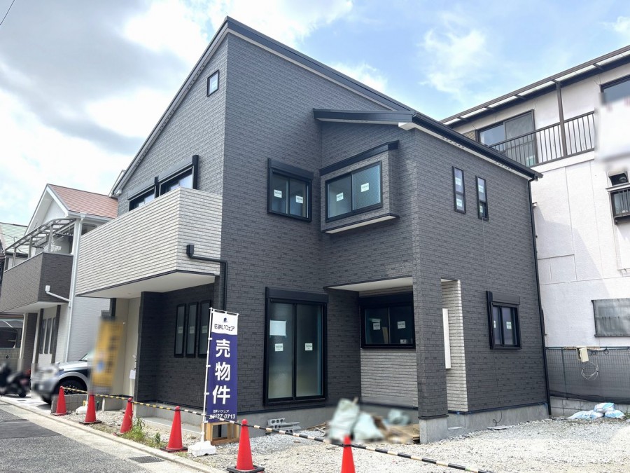 ■2025年6月完成予定
■カースペースあり（車種による制限有）
■LDK約18.6帖
■南西向きバルコニー
■小屋裏収納庫あり
■ウォークインクローゼットあり
■カップボード付き
■リビング階段
