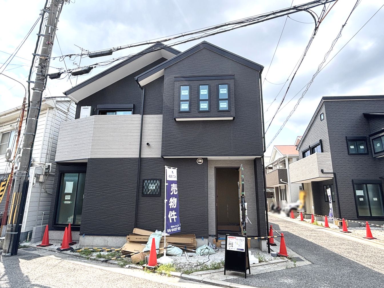 DEMO-01 ■2025年7月完成予定
■角地(南東・北東)
■カースペースあり(車種による制限有)
■LDK約13.7帖+和室約4.0帖
■ロフトあり
■カップボード付き
■リビング階段