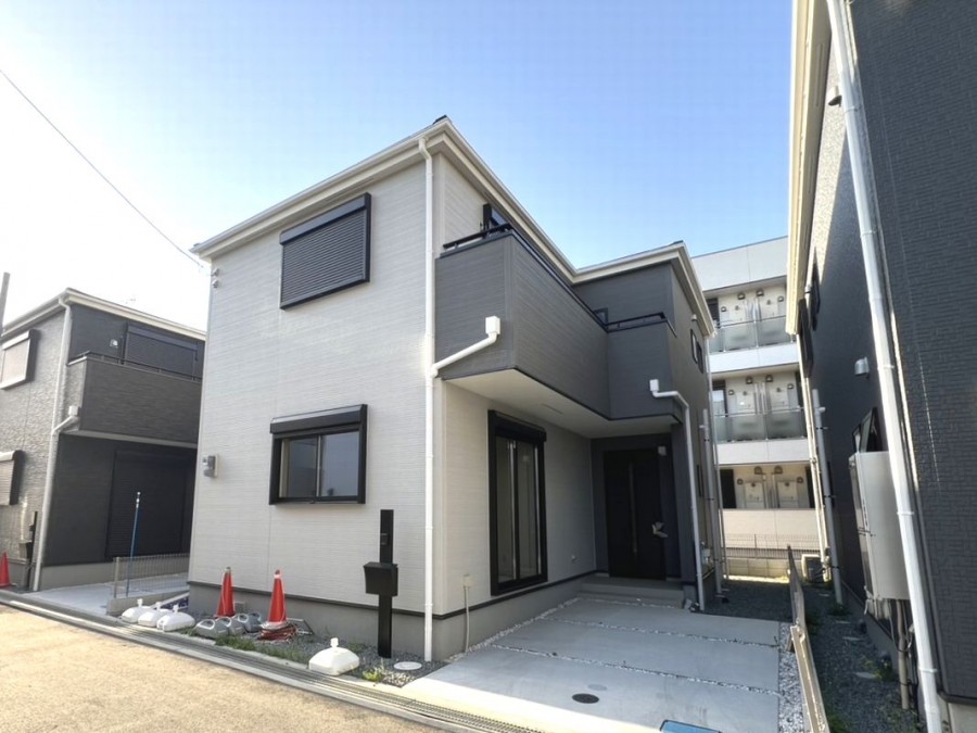 DEMO-01 ■2024年10月完成済み、即引渡し可能
■2沿線利用可能（阪急神戸線・阪急宝塚線） 

■南側位置指定道路員約4．0mに接道
■駐車スペースあり（車種による制限有）
 
■全居室に収納があります。
■納戸・床下収納もあり収納充実

■浴室乾燥機付き・トイレ2か所など、充実の設備
■リビングに目配りしながら料理ができるカウンターキッチン