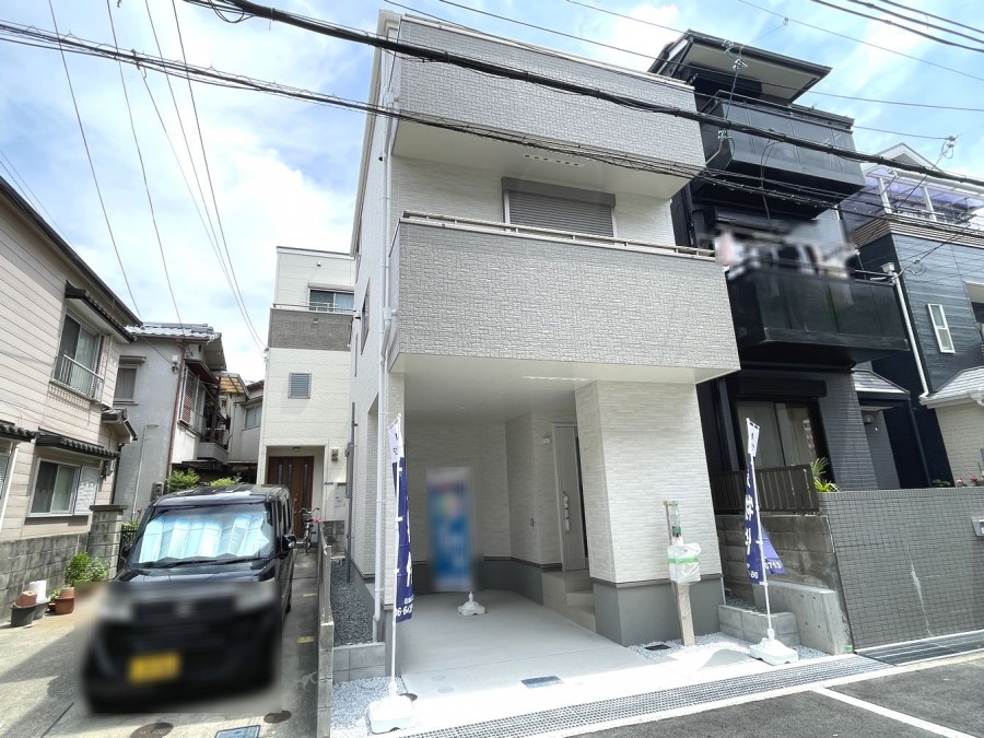 ■車庫あり（車種による制限有）
 完成済み・即引渡し可能
 
■2沿線利用可能（JR福知山線・阪急伊丹線）
 前面公道約9．9mに接道（南西側）

■南西向きバルコニー
 2階リビング・LDK約16．1帖

■ウォークインクローゼット・納戸があり収納充実
 食器洗浄緩衝器や浄水器など設備が充実したキッチン
 浴室は、浴室乾燥機付きの1坪タイプ