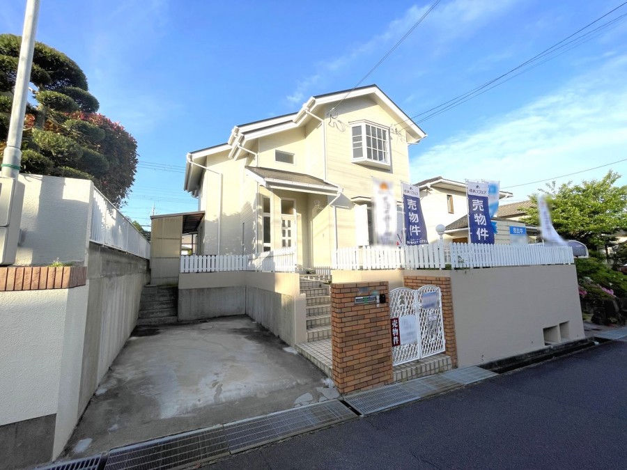 LDK約25．2帖の4LDK
玄関には吹抜けあり

第一種低層住居専用地域の閑静な住宅街
南西・北東の二方で公道に接道

駐車スペースあり（車種による制限有）
土地面積：203．34㎡ 建物面積：119．99㎡

LDK約25．2帖は3面採光
洗面所と脱衣室が別になっており、便利な家事動線

リフォーム済み（2025年3月）
 ・外壁塗装
 ・屋根塗装
 ・キッチン新調（食器洗浄乾燥機付き）
 ・浴室新調（浴室暖房乾燥機付き）
 ・トイレ新調（温水洗浄便座）
 ・洗面台新調
 ・クロス張替  など