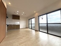 ■阪神武庫川駅徒歩6分の通勤、通学等に便利な立地のマンションです。

■南西角部屋の為、眺望、通風、陽当たりがとても良いお部屋です。

■現況空き家の為、すぐにご内覧頂けます。

■南・西の2面バルコニー
 （南側は奥行き2mのワイドバルコニー）

■リビングは2面採光の約13.0帖
