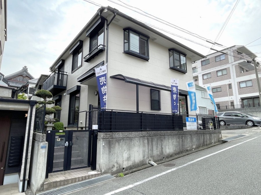 ■3沿線利用可能
 （地下鉄西神山手線・神戸高速鉄道・JR山陽本線）

■北東・北西の角地
 土地面積：169．42㎡（51．24坪）
 駐車2台可能（車種による制限有）

■LDK約25．0帖の3LDK＋納戸
 2階のホールに洗面があり便利な間取り

■リフォーム済み（2025年3月）
 ・キッチン新調（食器洗浄乾燥機付き）
 ・浴室新調（浴室暖房乾燥機付き）
 ・トイレ新調（温水洗浄便座）
 ・洗面化粧台新調
 ・外壁塗装
 ・屋根塗装  など