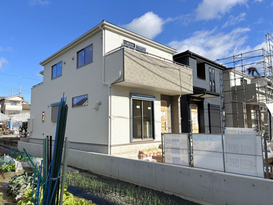 2026年1月完成予定 全4区画の1号地

駐車2台可能（車種による制限有）
前面公道幅員約6.0mに接道

スーパー・ドラッグストアが徒歩5分以内にあり
毎日のお買い物に便利な立地

LDK約18.5帖には約2帖の収納スペースがあり便利
家族の出入りを見守りやすいリビング階段

約4帖の洗面室には出入り口が2か所あり、家事動線がスムーズ
トイレ前にスペースがあり、快適な住空間

2面バルコニーのため通風良好
リビング・主寝室は2面採光で陽当たり良好