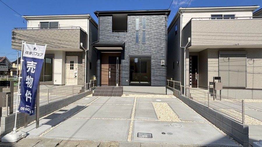 DEMO-01 2026年1月完成済・全4区画の2号地

駐車2台可能（車種による制限有）
前面公道幅員約6.0mに接道

スーパー・ドラッグストアが徒歩5分以内にあり
毎日のお買い物に便利な立地

LDK約18.5帖には約2帖の収納スペースがあり便利
家族の出入りを見守りやすいリビング階段

約4帖の洗面室には出入り口が2か所あり、家事動線がスムーズ
トイレ前にスペースがあり、快適な住空間

雨でも安心のインナーバルコニー
外壁は防火サイディング