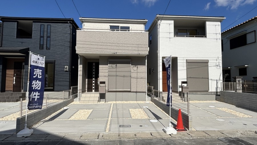 DEMO-01 2026年1月完成済・全4区画
前面公道幅員約6.0mに接道

駐車2台可能（車種による制限有）
スーパー・ドラッグストアが徒歩5分以内にあり
毎日のお買い物に便利な立地

LDK約19.3帖には収納スペースがあり便利
家族の出入りを見守りやすいリビング階段

洗面室とは別にランドリールームがあり、家事動線がスムーズ
トイレ前にスペースがあり、快適な住空間

ウォークインクローゼット2か所あり
陽当たりの良い南向きバルコニー