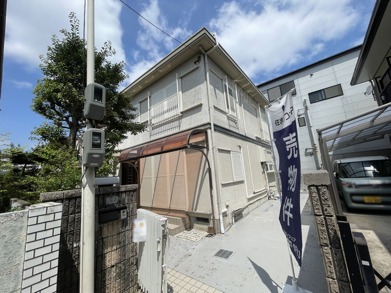 DEMO-01 軽量鉄骨造2階建の6LDK
LDK約14.0帖+和室3室
土地面積:150.73㎡(45.59坪)
建物面積:137.30㎡(41.53坪)
駐車2台可能(車種による制限有)
南東側にお庭があります
リフォーム済(2024年2月)
・キッチン新調(食器洗浄乾燥機付き)
・浴室新調
・洗面化粧台新調
・トイレ新調(温水洗浄便座) など