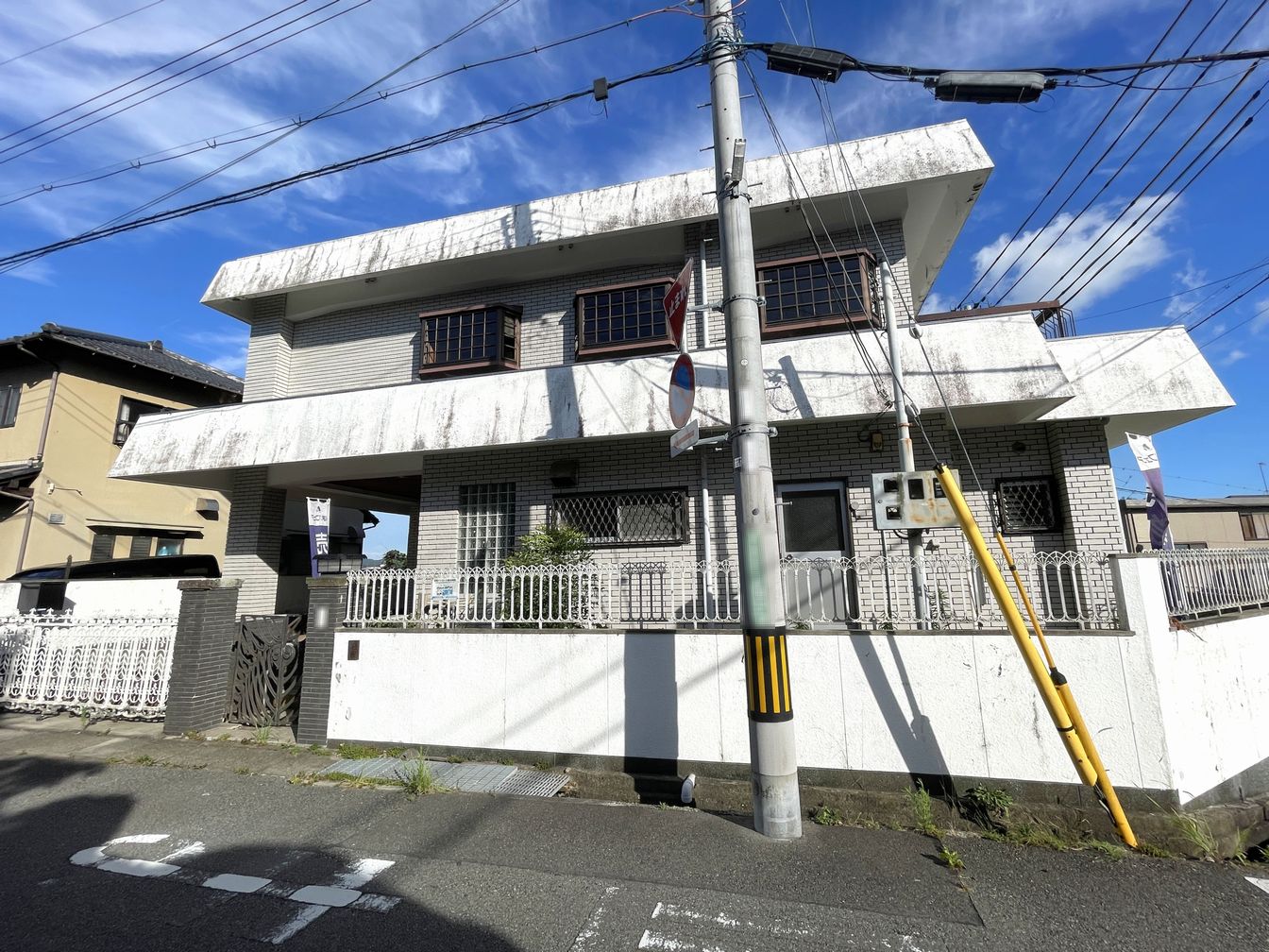 DEMO-01 土地面積：258.07㎡
建物面積：136.79㎡

RC造2階建ての5LDK
南東向きのルーフバルコニー・お庭あり

前面道路幅員約5.9m（公道）・間口約13.2m
駐車スペースあり（車種による制限有）

第一種低層住居専用地域の閑静な住宅街
即引渡し可能