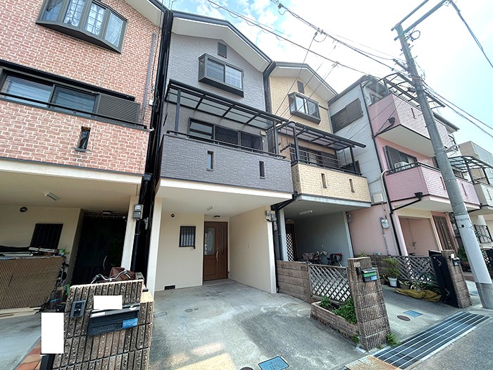 DEMO-01 オール電化住宅
全居室6.0帖以上の4LDK
車庫あり(車種による制限有)
両面バルコニー
リフォーム済み(2025年6月)
・キッチン新調(食器洗浄乾燥機付き)
・浴室新調(浴室暖房乾燥機付き)
・トイレ新調(温水洗浄便座)
・洗面化粧台新調
・クロス張替
・給湯器新調
・外壁塗装
・屋根塗装 など