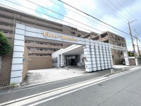 DEMO-01 三方角部屋・5階部分につき、陽当たり・通風良好
両面バルコニーのある4LDK

2面採光（南・西）のリビングは和室とつなげると約21.2帖
トランクルームや押入があり、収納充実

専用ポーチあり
宅配ボックスあり

1998年9月建築
総戸数104戸の大規模マンション