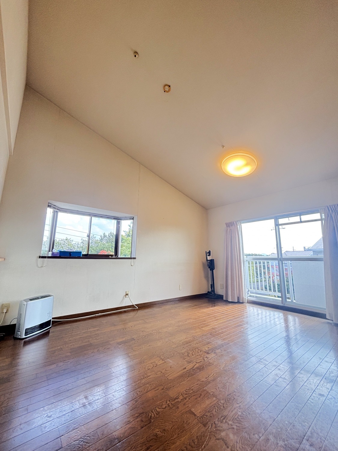 DEMO-01 専有面積:95.32㎡
駐車場1台無料(専用使用権)
三方角部屋・最上階につき、陽当たり・眺望良好
LDKは開放感のある高さ3m超の勾配天井
2面採光(南東・北西)のリビング
4LDK
出窓のあるリビングは和室とつなげると約17.5帖
2面バルコニー(15.68㎡)
周辺施設充実
・コストコ神戸倉庫店:徒歩19分
・ブランチ神戸学園都市:徒歩15分
・グルメシティ小束山店:徒歩14分
・ザグザグ神戸学園都市店:徒歩15分