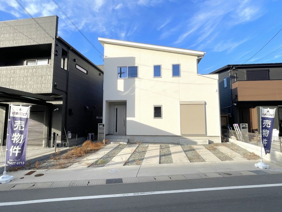 南向き・令和4年7月建築・未入居物件
土地面積：144.36㎡ 建物面積：105.99㎡

駐車2台可能（車種による制限有）
南側公道幅員約6.0mに接道

太陽光発電システムあり
複層ガラス使用
玄関横にスロップシンクあり

LDK約22.7帖＋畳コーナー約3.0帖
各居室約6.0帖以上の3LDK

浴室乾燥機・食器洗浄乾燥機など充実の設備
シューズインクロークやパントリーがあり収納充実