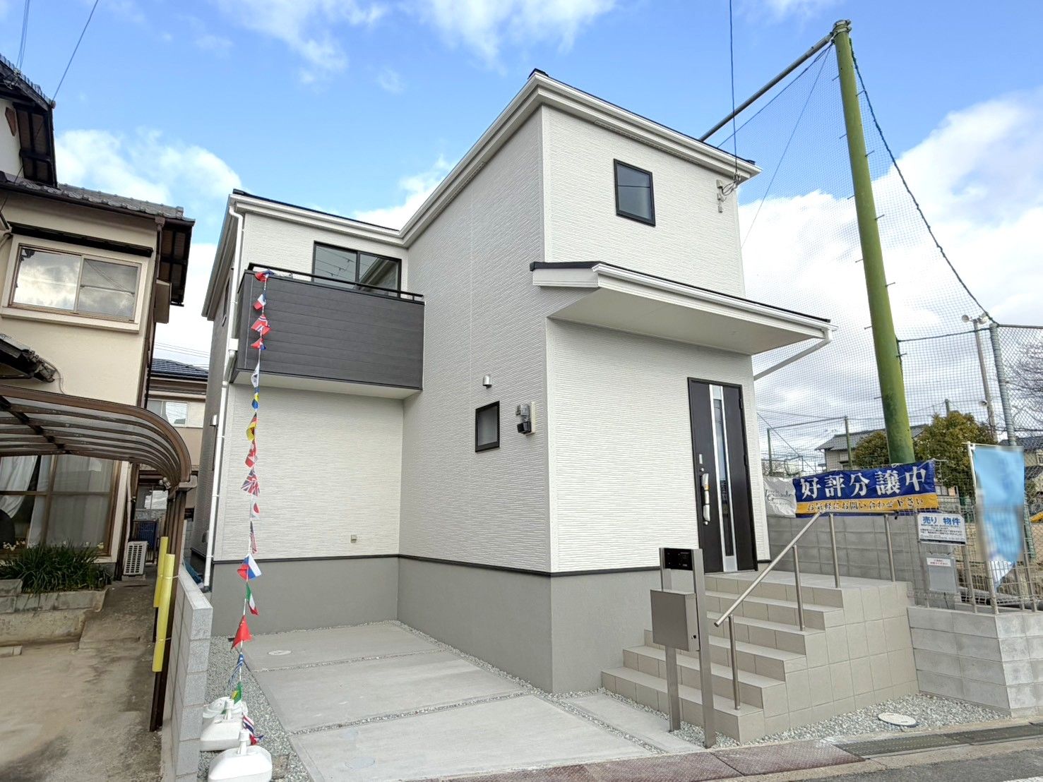 DEMO-01 2026年2月完成済・全1区画
オール電化住宅 

南東側は公園につき陽当たり良好
LDK約18.7帖の3LDK＋2WIC

車庫スペースあり（車種による制限有）
前面道路幅員約6.0mに接道

南東向きバルコニーで陽当たり良好
リビング収納やウォークインクローゼット2か所があり収納充実

浴室乾燥機や浄水器付きキッチンなど充実の設備
広めの洗面所はランドリールームとしてもお使いいただけます