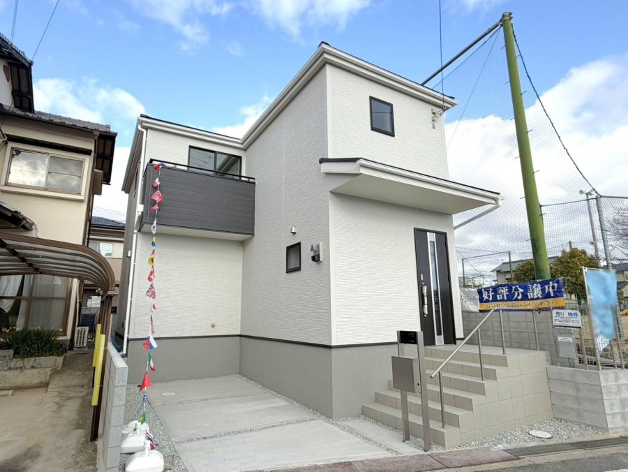 DEMO-01 2026年2月完成済・全1区画
オール電化住宅 

南東側は公園につき陽当たり良好
LDK約18.7帖の3LDK＋2WIC

車庫スペースあり（車種による制限有）
前面道路幅員約6.0mに接道

南東向きバルコニーで陽当たり良好
リビング収納やウォークインクローゼット2か所があり収納充実

浴室乾燥機や浄水器付きキッチンなど充実の設備
広めの洗面所はランドリールームとしてもお使いいただけます