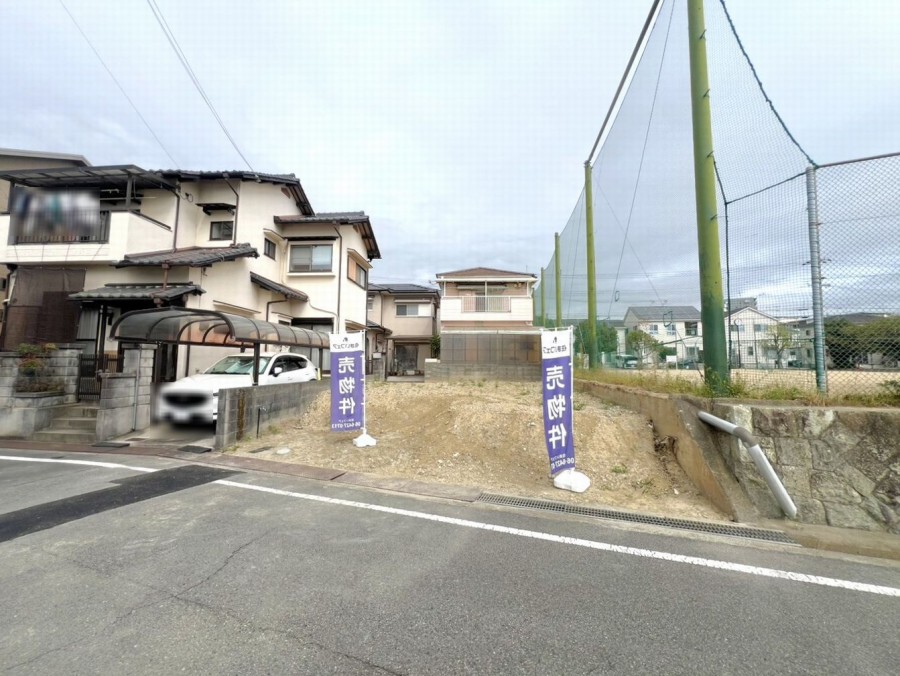 DEMO-01 2026年2月完成予定・全1区画
オール電化住宅 

南東側は公園につき陽当たり良好
LDK約18.7帖の3LDK＋2WIC

車庫スペースあり（車種による制限有）
前面道路幅員約6.0mに接道

南東向きバルコニーで陽当たり良好
リビング収納やウォークインクローゼット2か所があり収納充実

浴室乾燥機や浄水器付きキッチンなど充実の設備
広めの洗面所はランドリールームとしてもお使いいただけます