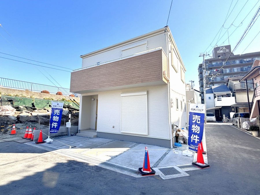 DEMO-01 2026年2月完成済
南西角地

車庫あり（車種による制限有）
2沿線利用可能
 （JR東海道本線「甲子園口」駅・阪神本線「武庫川」駅）

浴室乾燥機・浄水器付きキッチンなど設備充実
ウォークインクローゼットや床下収納があり収納充実

ランドリールームあり
2面採光のリビング

武庫川河川敷まで約150mと大切なペットとの毎日のお散歩に便利な立地
長期優良住宅対象物件