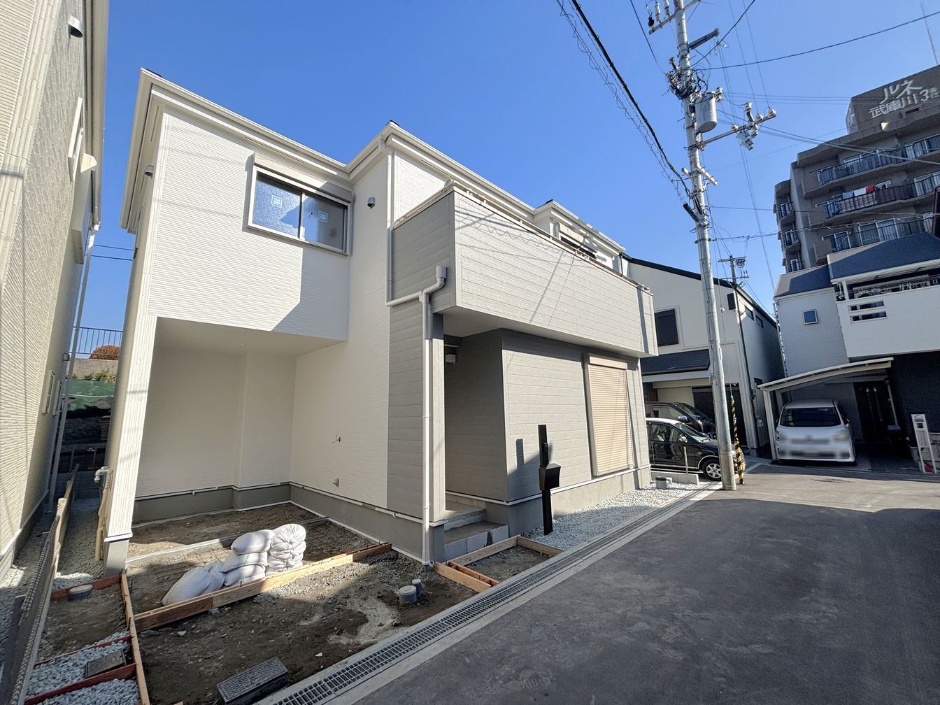 DEMO-01 2026年2月完成済み
南向き3LDK

車庫あり（車種による制限有）
2沿線利用可能
 （JR東海道本線「甲子園口」駅・阪神本線「武庫川」駅）

浴室乾燥機・浄水器付きキッチンなど設備充実
玄関ホール収納や床下収納があり収納充実

南向きバルコニー
各居室6.5帖以上・南向き

武庫川河川敷まで約150mと大切なペットとの毎日のお散歩に便利な立地
長期優良住宅対象物件