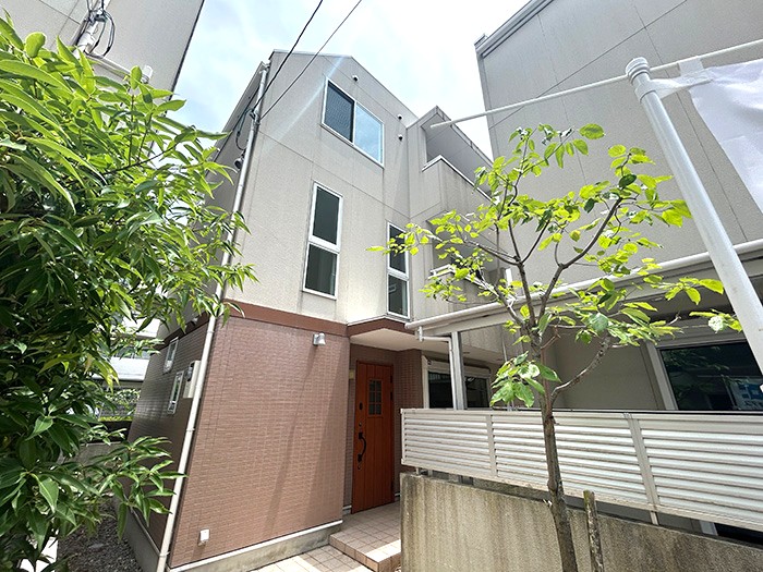 DEMO-01 阪神本線「芦屋」駅まで徒歩14分
駐車2台可能(縦列・車種による制限有)
LDK約17帖の3LDK
2階リビング&リビング階段
浴室乾燥機・食器洗浄乾燥機など充実の設備
2012年建築のオール電化住宅
リフォーム済み
・トイレ新調
・クロス張替
・CF張替 など