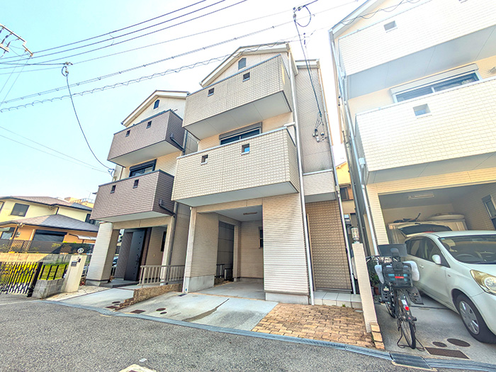 2010年建築の3LDK＋S＋ロフト2
オール電化

2沿線利用可能
 （JR「須磨」駅まで徒歩7分・山陽「山陽須磨」駅まで徒歩8分）

車庫あり（車種による制限有）
バルコニー2か所

家族の出入りを見守りやすいリビング階段
キッチンにはカップボード・パントリーあり

浴室乾燥機・食器洗浄乾燥機など充実の設備
納戸やロフトがあり収納充実