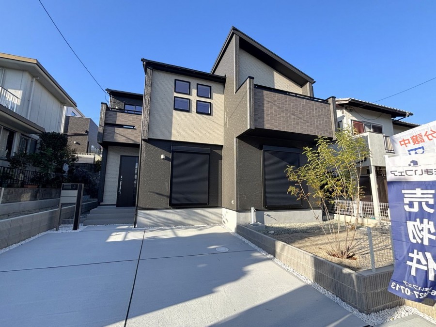 DEMO-01 土地面積：180.09㎡（54.47坪）
建物面積：106.81㎡（32.31坪）

駐車2台可能（車種による制限有）
南側公道幅員約5.9mに接道

南側には水栓のあるお庭があります
第一種低層住居専用地域の閑静な住宅街

全室南向きにつき陽当たり良好
南向きバルコニー

床下収納や各居室に収納があり収納充実
食器洗浄乾燥機や浴室暖房乾燥機など充実の設備

LDK約17.0帖の横には和室約5.2帖
間取りは4LDKから5LDKに変更可能です