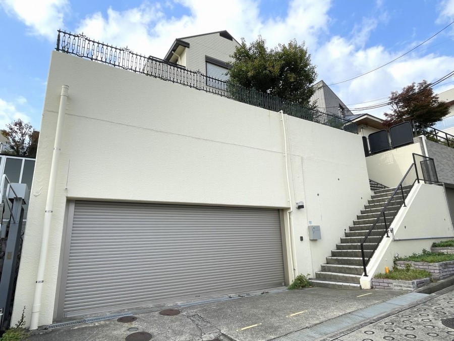 DEMO-01 大和ハウス工業（株）施工

高台につき眺望良好
第一種低層住居専用地域の閑静な住宅街

土地面積：403.84㎡（122.16坪）
建物面積：173.41㎡（52.45坪）

大和ハウス工業（株）施工の注文住宅
南向きの5LDK＋納戸

軽量鉄骨造2階建
3面バルコニー（南・西・北）につき陽当たり良好

3台駐車可能
（堀込ガレージ並列2台＋ガレージ前1台）