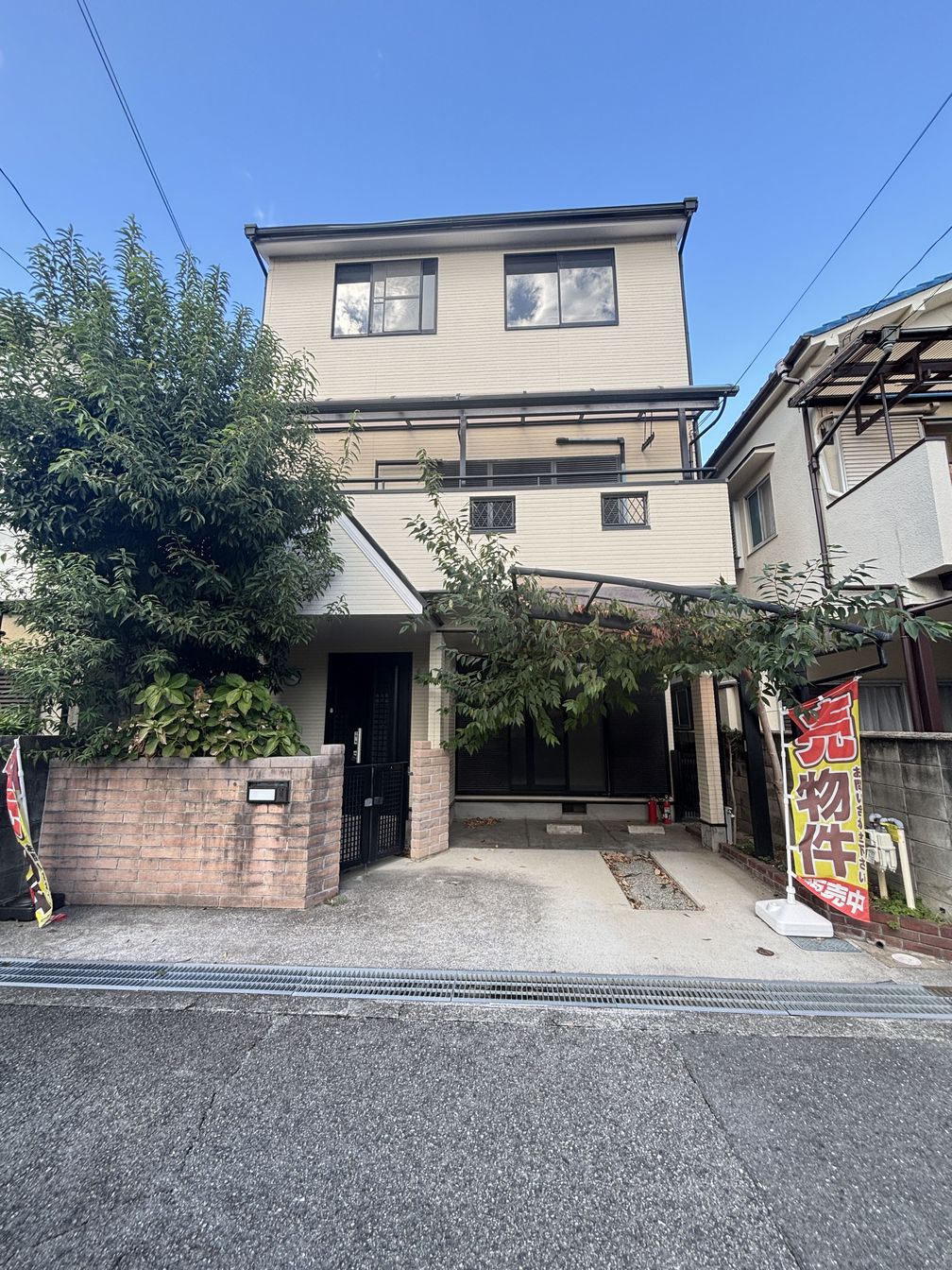 DEMO-01 2世帯住宅
（キッチン・浴室・トイレ・洗面所が2か所ございます。）

カースペースあり
（車種による制限有）

南向きバルコニー
公道幅員約5.0mに接道

1999年2月建築
2DK＋4SLDK