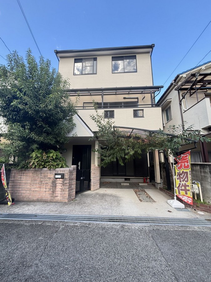 DEMO-01 2世帯住宅
（キッチン・浴室・トイレ・洗面所が2か所ございます。）

カースペースあり
（車種による制限有）

南向きバルコニー
公道幅員約5.0mに接道

1999年2月建築
2DK＋4SLDK