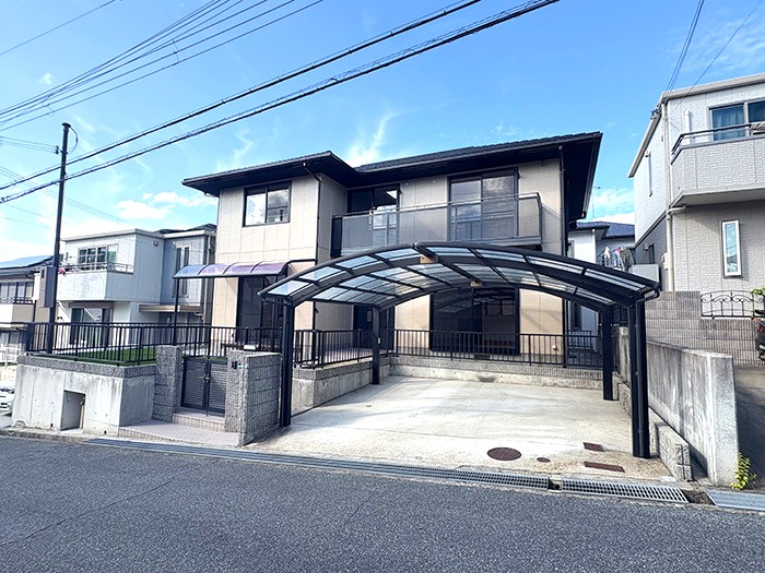 DEMO-01 土地面積：190.85㎡
建物面積：160.31㎡

全居室6.4帖以上の6LDK
LDK約19.4帖

屋根付きのカーポートは並列で2台駐車可能
（車種による制限有）

洗面所とは別にランドリールーム（約4.3帖）があります。
浴室乾燥機や食器洗浄乾燥機など充実の設備

リフォーム履歴あり（2024年7月）
 ・キッチン新調
 ・ユニットバス新調
 ・洗面化粧台新調
 ・トイレ新調
 ・フローリング張替
 ・クロス張替  など