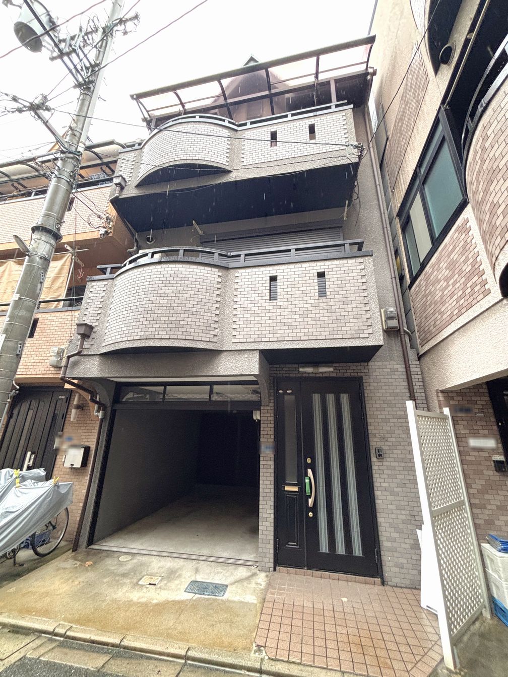 DEMO-01 ◆2沿線利用可能
大阪メトロ谷町線「大日」駅まで徒歩7分
大阪モノレール「大日」駅まで徒歩8分

車庫あり（車種による制限有）
南側公道幅員約4.7mに接道

リビング階段のある4LDK
ロフトあり
南向きバルコニー2か所

イオンモール大日まで約650mと生活施設充実

リフォーム済み（2024年7月）
 ・システムキッチン新調
 ・ユニットバス新調
 ・洗面化粧台新調
 ・インターホン新調
 ・クロス貼替  など