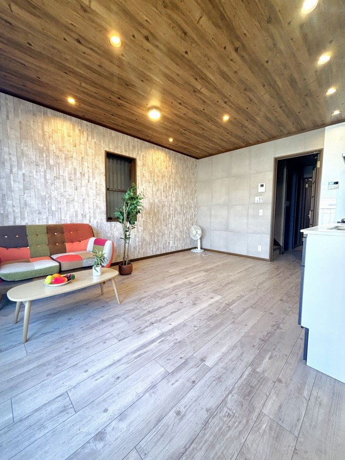 2沿線利用可能
 （阪急神戸線・JR東海道本線）

駐車スペースあり（車種による制限有）
北側公道幅員約4.0mに接道

全居室6.0帖以上の3LDK

浴室乾燥機・食器洗浄乾燥機など充実の設備

スーパーオオジ富松店まで徒歩6分
スギ薬局上ノ島店まで徒歩4分と毎日のお買物に便利な立地

リフォーム済み（2025年8月）
 ・キッチン新調
 ・ユニットバス新調
 ・洗面化粧台新調
 ・トイレ新調
 ・給湯器新調
 ・外壁塗装  など