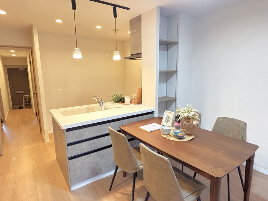 DEMO-01 全5棟・総戸数734戸の大規模マンション
ゲストルーム・クラフトルーム・
バーベキューフォーリーなど共用施設充実

3沿線利用可能
 （JR福知山線・阪急宝塚・今津線）

オートロック・宅配ボックスあり

南向きバルコニー
WIC2か所＋FC 収納充実

リノベーション完了（2026年3月）
 ・キッチン新調（食器洗浄乾燥機付き）
 ・ユニットバス新調
 ・トイレ新調
 ・洗面化粧台新調
 ・クロス張替（全室）
 ・配管更新
 ・建具新調  など