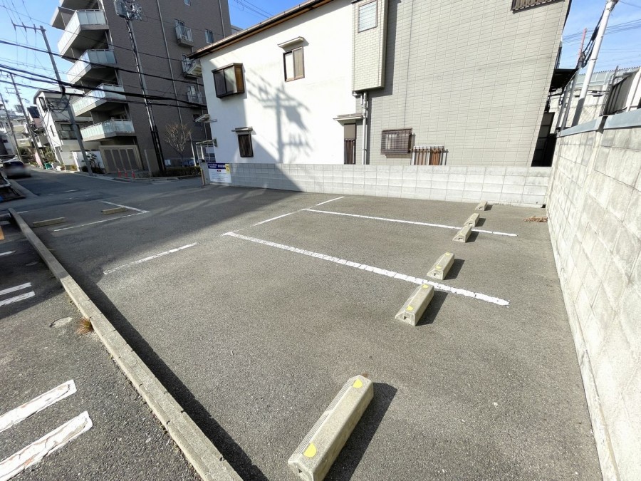 DEMO-01 3沿線利用可能
 ・JR東海道本線「さくら夙川」駅：徒歩2分
 ・阪急神戸線「夙川」駅：徒歩8分
 ・阪神本線「香櫨園」駅：徒歩8分

建築条件はございません
 （建ぺい率：80％・容積率：300％）

現況更地・整形地

西側公道幅員約5.0mに接道
接道間口：約6.9m