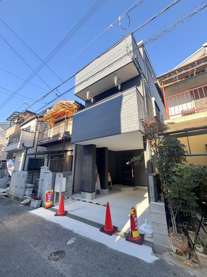 DEMO-01 2025年12月完成済み
駐車スペースあり

南・北の両面道路
2025年12月完成済み

2沿線利用可能
（阪急神戸線・JR東海道本線）

バルコニー3か所
（2階：南側 3階：南と北の両面バルコニー）

浴室乾燥機や食器洗浄乾燥機など充実の設備
2階階段ホールに収納2か所あり