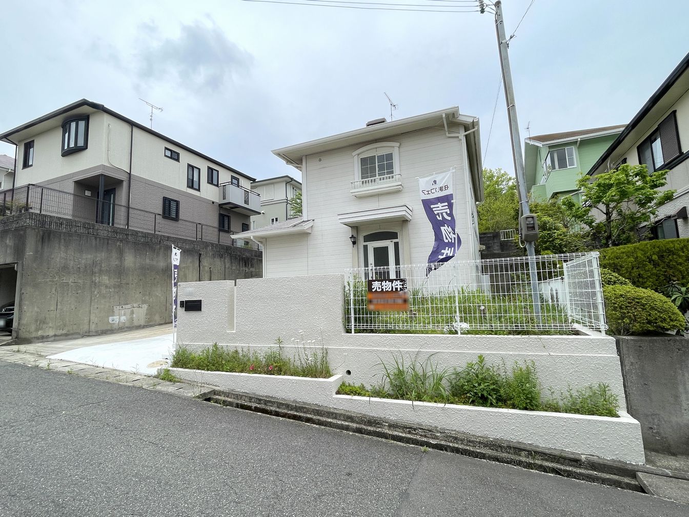 DEMO-01 土地面積:206.89㎡(62.58坪)
建物面積:105.99㎡(32.06坪)
南と西の2面採光のリビング
家族を見守りやすいリビング階段
南側にお庭あり
駐車3台可能(車種による制限有)
各居室6帖以上の4LDK
各居室に収納あり
第一種低層住居専用地域の閑静な住宅街
東側公道幅員約6.0mに接道
リフォーム済み(2026年1月)
・キッチン新調(食器洗浄乾燥機付き)
・ユニットバス新調(浴室乾燥機付き)
・洗面化粧台新調
・クロス張替(全室) など