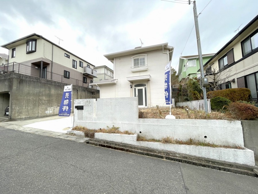 DEMO-01 土地面積：206.89㎡（62.58坪）
建物面積：105.99㎡（32.06坪）

南と西の2面採光のリビング
家族を見守りやすいリビング階段

南側にお庭あり
駐車3台可能（車種による制限有）

各居室6帖以上の4LDK
各居室に収納あり

第一種低層住居専用地域の閑静な住宅街
東側公道幅員約6.0mに接道

リフォーム済み（2026年1月）
 ・キッチン新調（食器洗浄乾燥機付き）
 ・ユニットバス新調（浴室乾燥機付き）
 ・洗面化粧台新調
 ・クロス張替（全室）  など