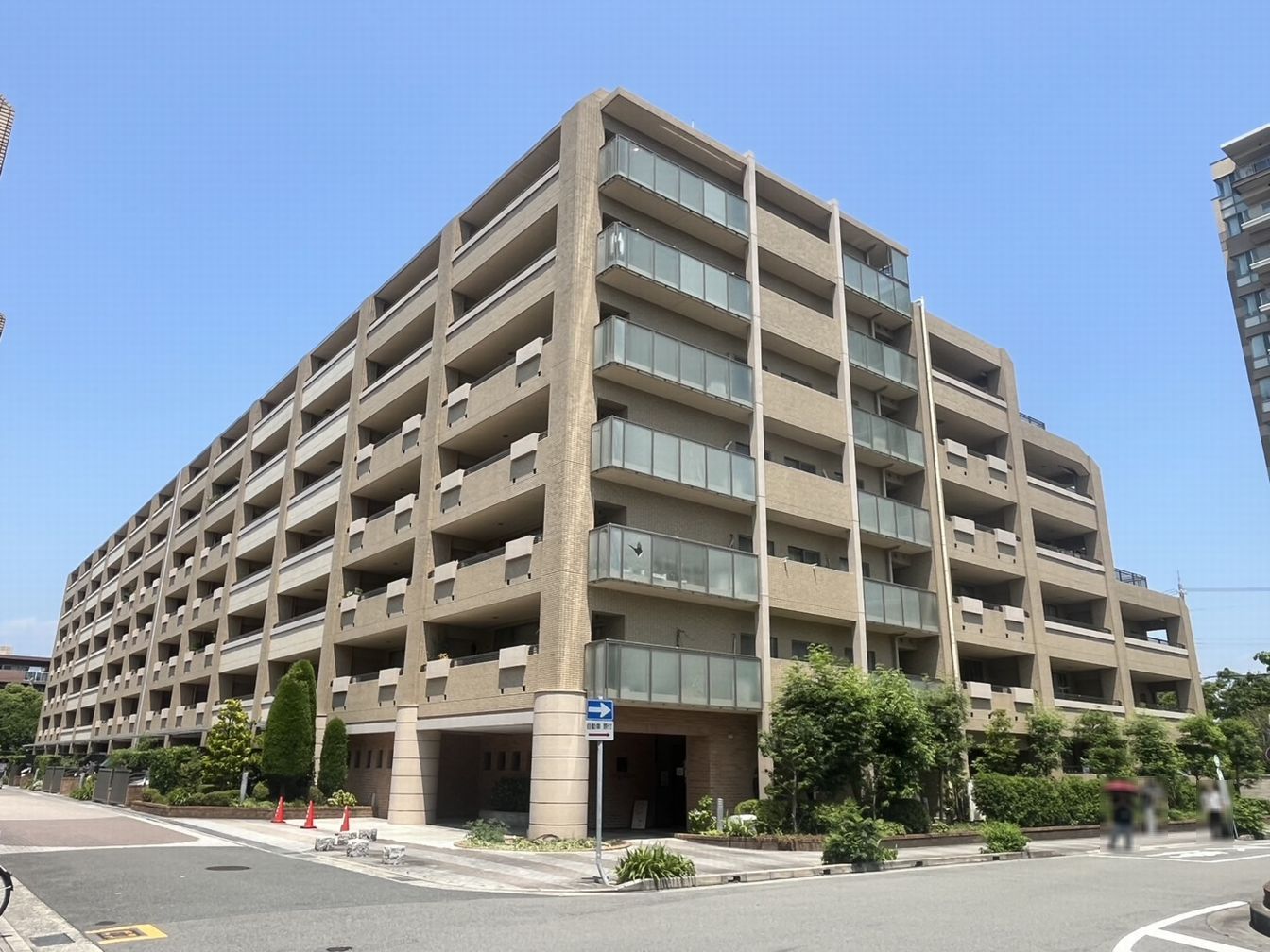 DEMO-01 ◆リフォーム2026年4月完成予定
◆ペット飼育可能(規約等による制限有)
LDKは開放感のあるハイサッシ採用
5階部分、南向きバルコニー(14.80㎡)
バルコニーにスロップシンクあり
トランクルームやクローゼットがあり収納充実
ソファーやテーブルのある玄関エントランス
ゲストルームなど共用施設充実
2026年4月リフォーム完成予定
・キッチン新調
・浴室新調
・洗面化粧台新調
・トイレ新調
・フローリング張替
・クロス全室張替
・建具新調
・配管更新 など