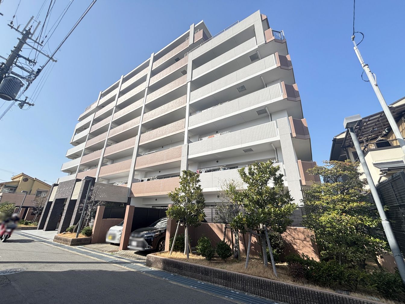 DEMO-01 2026年1月リフォーム済
角住戸・6階部分につき眺望・陽当たり・通風良好
専有面積94.94㎡の4LDK

ペット飼育可能（規約等による制限有）
2010年1月建築

両面バルコニー（南・北）
バルコニーにスロップシンクあり

リフォーム内容（2026年1月）
 ・キッチン新調（食器洗浄乾燥機付き）
 ・トイレ新調（温水洗浄便座）
 ・クロス全室張替
 ・フローリング張替
 ・給湯器新調  など