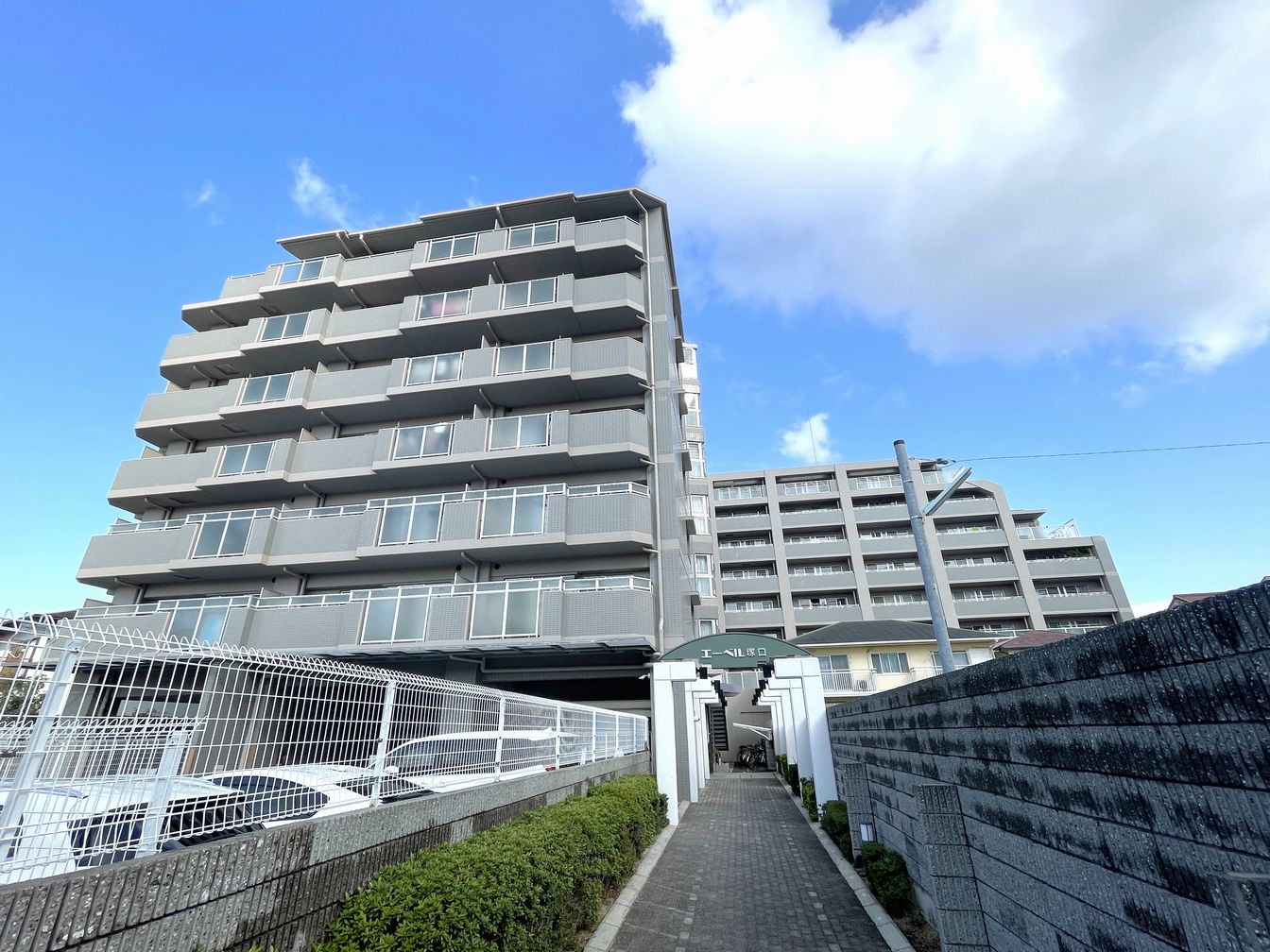 DEMO-01 ルーフバルコニー：74.86㎡
ペット飼育可能（規約等による制限有）

5階部分につき眺望良好
角住戸につき通風良好

3沿線利用可能
 （阪急神戸線・阪急伊丹線・JR福知山線）

宅配ボックス・オートロックで防犯面も安心
各居室にクローゼットや収納スペースがあります。