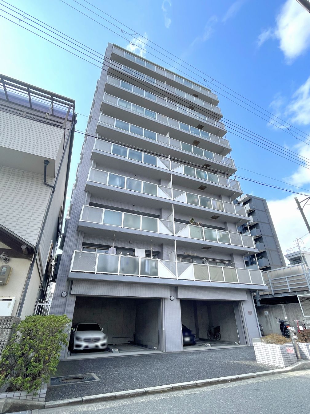 DEMO-01 JR「立花」駅徒歩4分

9階部分・角住戸につき眺望良好
1998年11月建築

南向きの出窓のあるLDKは約10.4帖
押入やクローゼットがあり収納充実

東向きバルコニー（約9.8㎡）
オートロックあり

フェスタ立花まで徒歩2分と毎日の買い物に便利な立地