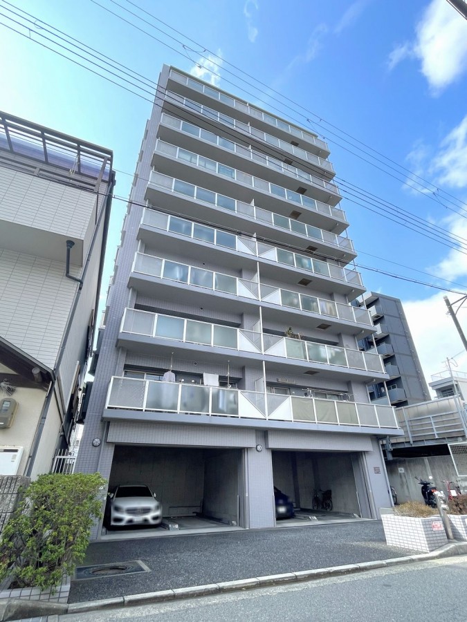 DEMO-01 JR「立花」駅徒歩4分

9階部分・角住戸につき眺望良好
1998年11月建築

南向きの出窓のあるLDKは約10.4帖
押入やクローゼットがあり収納充実

東向きバルコニー（約9.8㎡）
オートロックあり

フェスタ立花まで徒歩2分と毎日の買い物に便利な立地