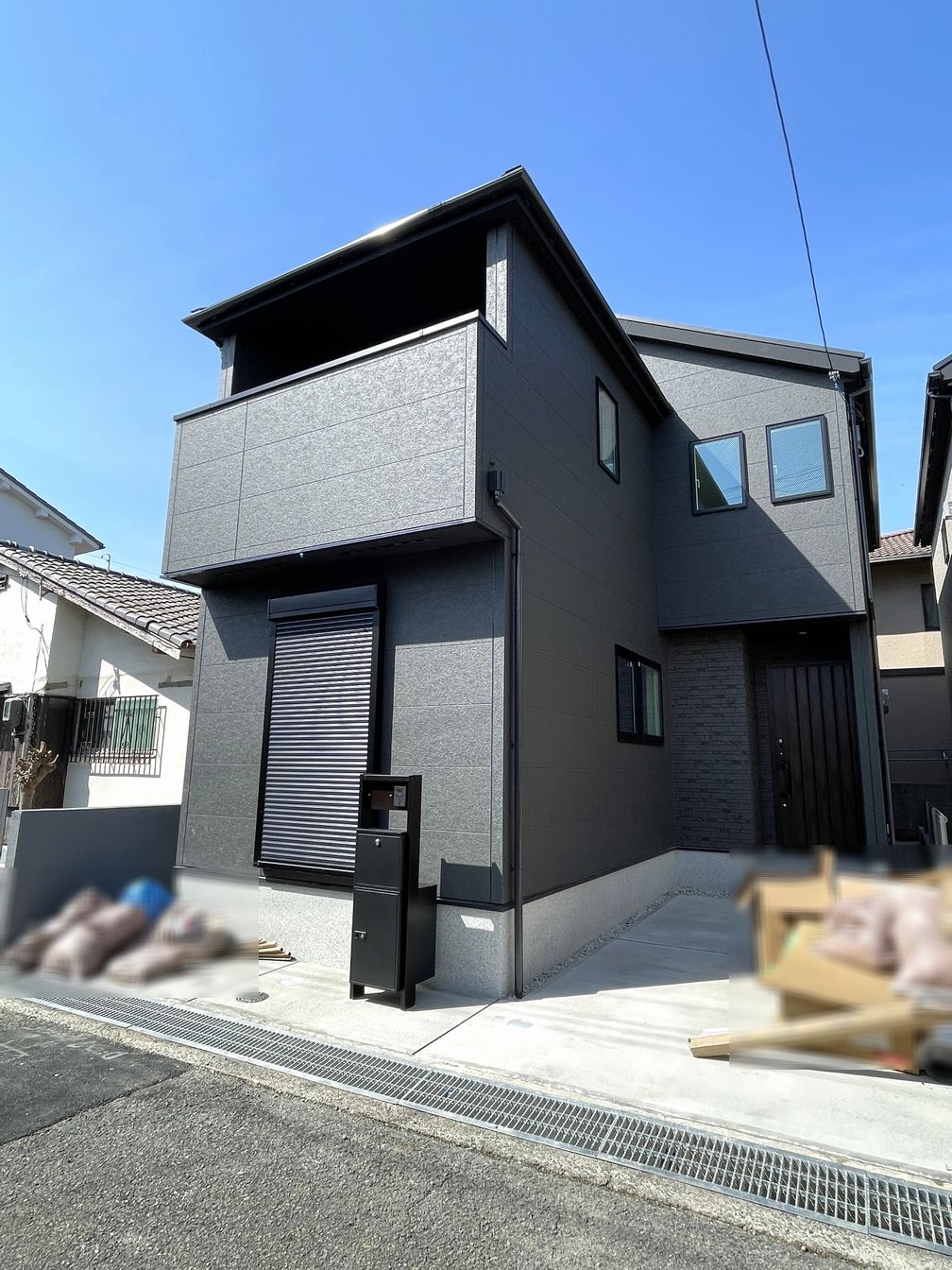 DEMO-01 阪急神戸線・伊丹線「塚口」駅まで徒歩13分
駐車スペースあり(車種による制限有)
2026年4月完成予定
長期優良住宅
床暖房・食器洗浄乾燥機など充実の設備
雨でも安心のインナーバルコニー
複層ガラス採用
外壁はサイディング張り
スーパー・ドラッグストアが徒歩5分以内にあり、
毎日のお買物に便利な立地
<おすすめポイント>
・3面採光のリビング
・2LDK+サービスルーム2部屋