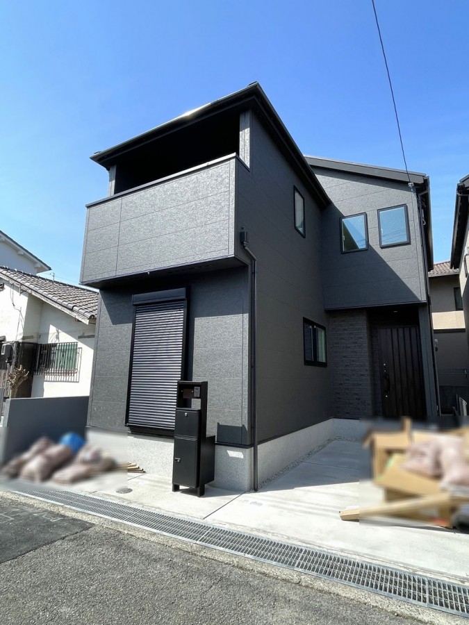 DEMO-01 阪急神戸線・伊丹線「塚口」駅まで徒歩13分
駐車スペースあり（車種による制限有）

2026年4月完成予定
長期優良住宅

床暖房・食器洗浄乾燥機など充実の設備
雨でも安心のインナーバルコニー

複層ガラス採用
外壁はサイディング張り

スーパー・ドラッグストアが徒歩5分以内にあり、
毎日のお買物に便利な立地

＜おすすめポイント＞
 ・3面採光のリビング
 ・2LDK＋サービスルーム2部屋